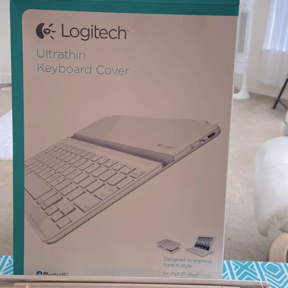 Bluetooth Logitech Ultra-thin Keyboard Cover, for iPad 2(3rd and 4th generation)